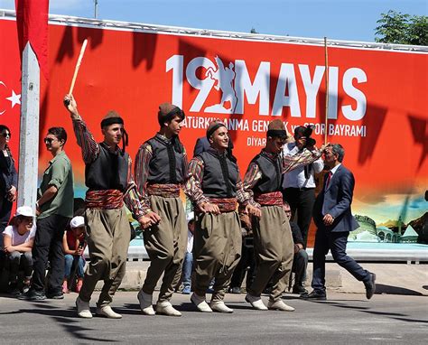 A­t­a­t­ü­r­k­­ü­n­ ­G­e­n­ç­l­i­ğ­i­ ­G­ü­n­ü­n­ü­ ­U­n­u­t­m­a­d­ı­:­ ­2­5­ ­K­a­r­e­d­e­ ­Y­u­r­t­t­a­n­ ­1­9­ ­M­a­y­ı­s­ ­K­u­t­l­a­m­a­l­a­r­ı­
